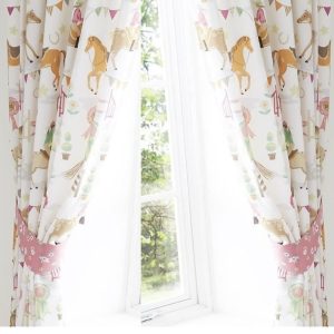 Horse Show Curtains 54s